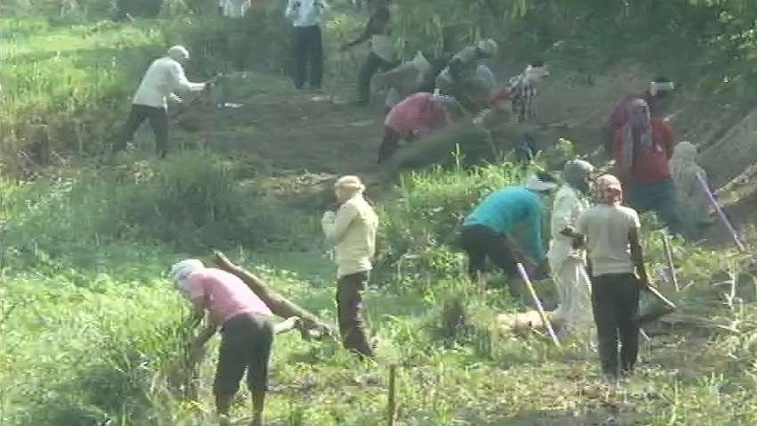प्रवासी मजदूरों को काम देने के लिए योगी सरकार का प्लान, 50 लाख लोगों को मिलेगा रोजगार